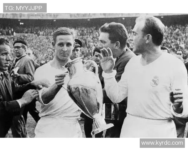 大胡子足球明星的传奇故事与场上风采揭秘